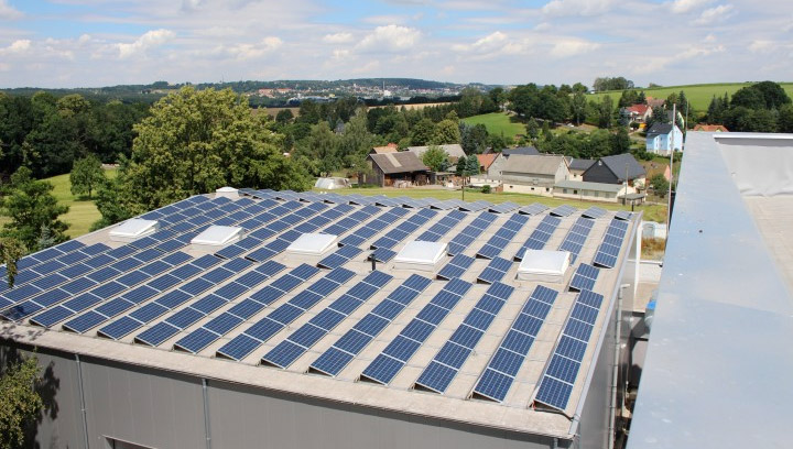 Anlage auf Industriebetrieb<br>mit 200 kWp Heckert Solar<br>Modulen und SolarEdge – Technologie